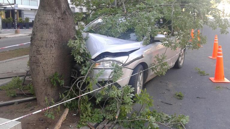 Así quedó el auto que manejaba el policía de franco. Foto: La Voz.