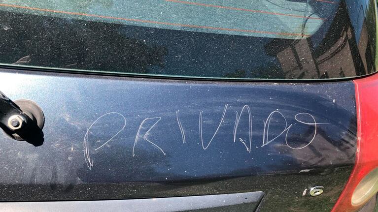 Así quedó el auto rayado.