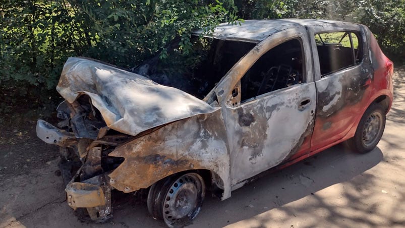 Así quedó el auto robado en Santa Rosa. Foto: Pablo Olivarez/ElDoce. 