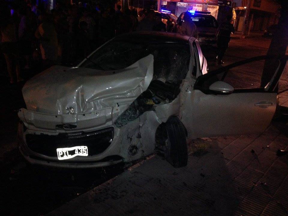 Así quedó el auto robado tras el fuerte choque. Foto: Franco Damoli.