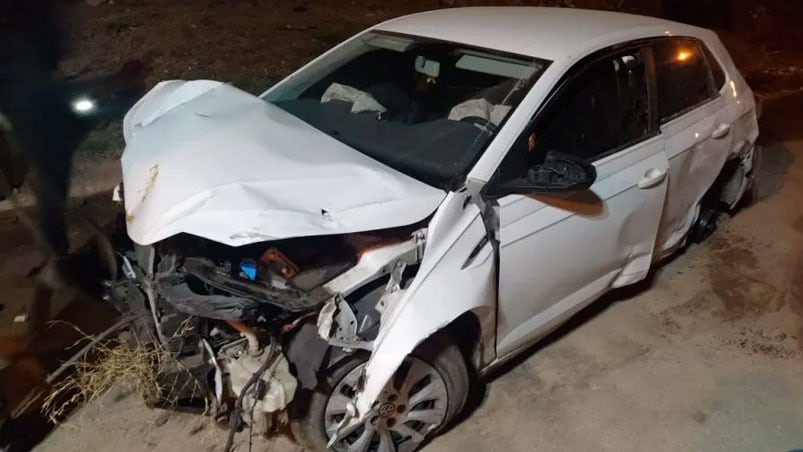 Así quedó el auto tras chocar contra la pared. / Fotos: Puntal