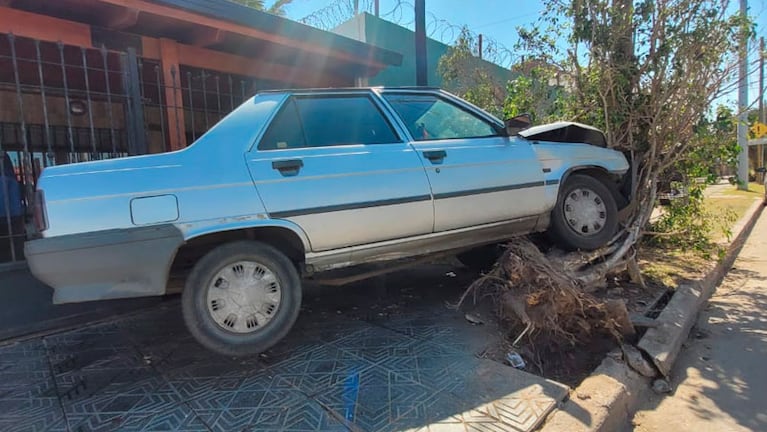 Así quedó el auto tras el choque. Foto: Fredy Bustos / El Doce.