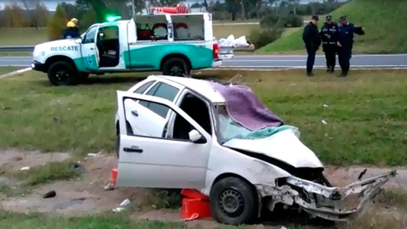 Así quedó el auto tras el fuerte impacto con una columna.