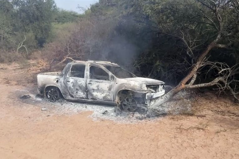 Así quedó el auto tras el incendio. (Foto: gentileza Nuevo Diario Web).