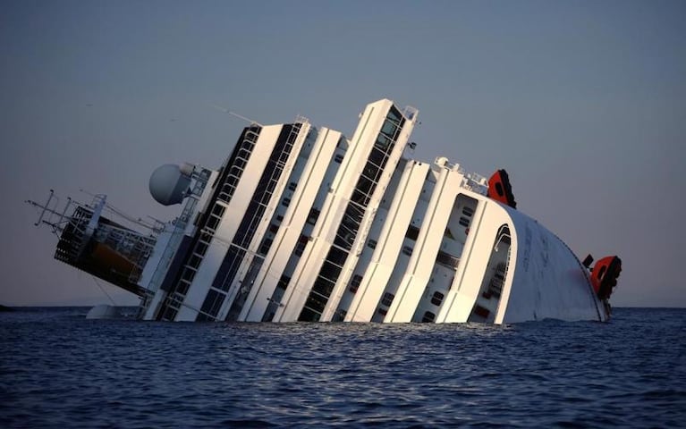 Así quedó el barco chocado y abandonado por su capitán