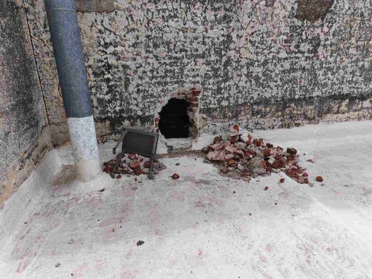 Así quedó el boquete que hicieron los delincuentes.