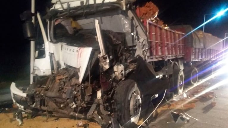 Así quedó el camión cuyo conductor murió al chocar por alcance a otro. 