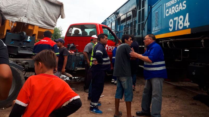 Así quedó el camión luego de que el tren lo embistiera. Foto: Carina Mondino / ElDoce.tv