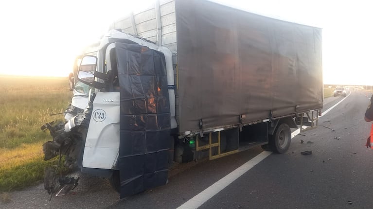 Así quedó el camión que conducía la víctima.