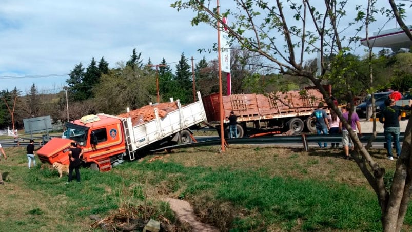 Así quedó el camión tras choque. El conductor salió por sus propios medios.