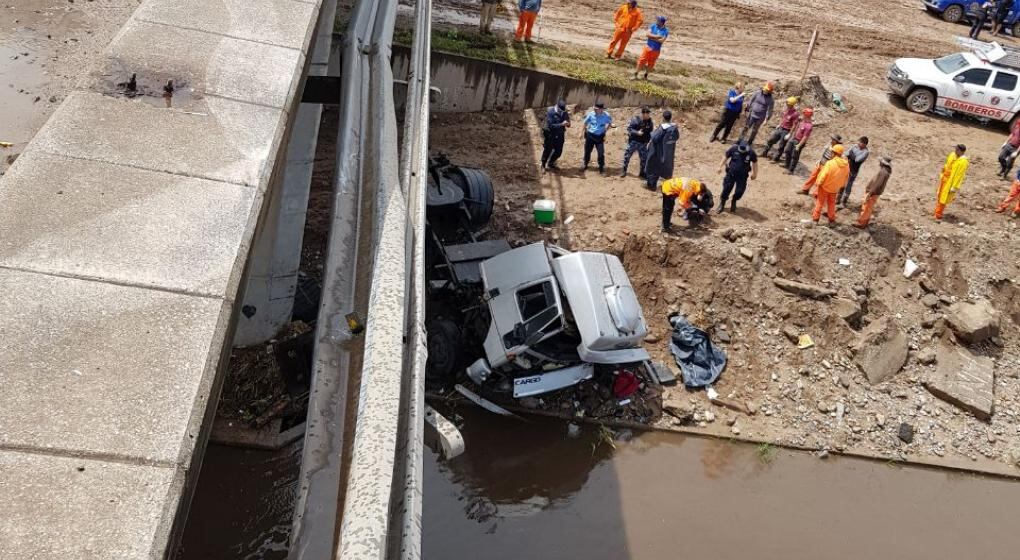 Así quedó el camión tras la caída.