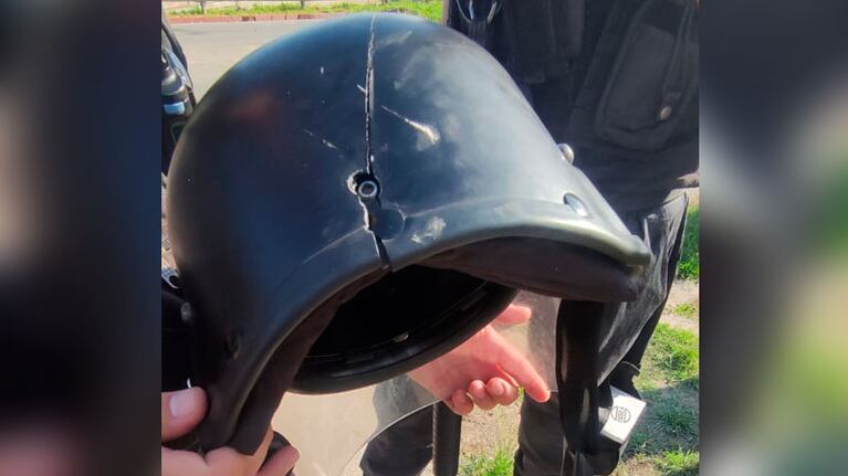 Así quedó el casco del policía.