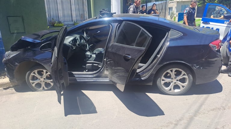 Así quedó el Chevrolet Cruze después del accidente que frenó a los ladrones.