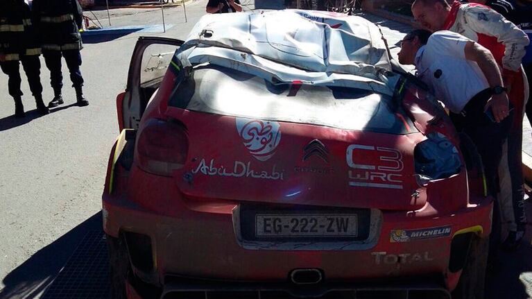 Así quedó el Citroen de Kris Meeke tras el vuelco.