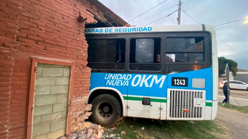 Así quedó el colectivo adentro de un galpón. Foto: Luchi Ybañez/El Doce.