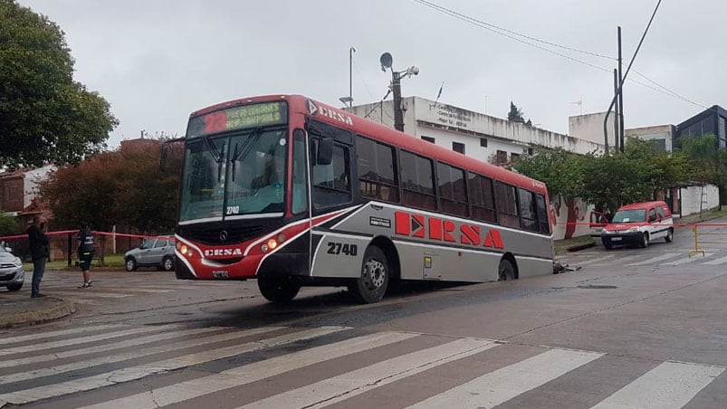 Así quedó el colectivo, con la parte trasera incrustada dentro del hueco que se formó. / Foto: Natalia Martin El Doce