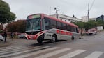 Así quedó el colectivo, con la parte trasera incrustada dentro del hueco que se formó. / Foto: Natalia Martin El Doce