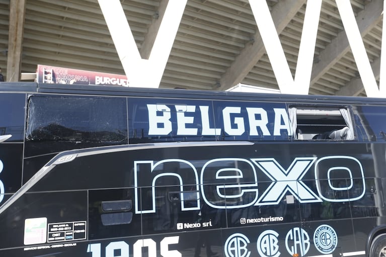 Así quedó el colectivo de Belgrano tras el piedrazo.