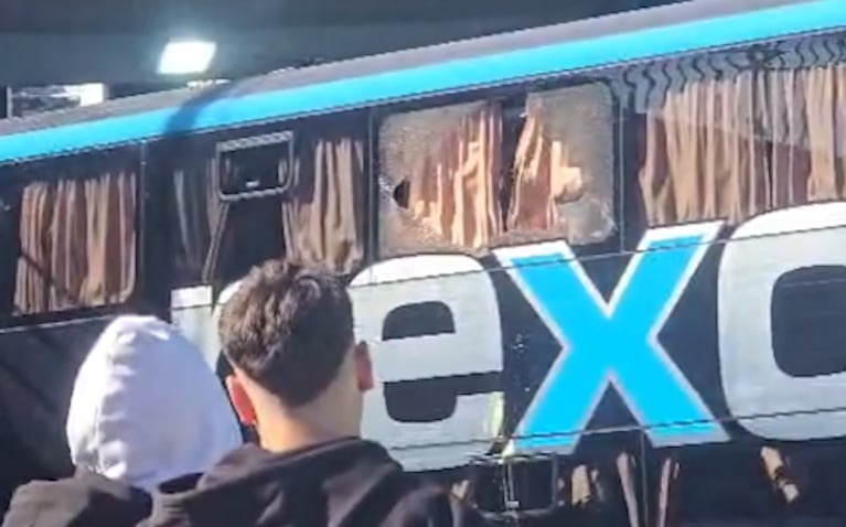 Así quedó el colectivo de Belgrano tras el piedrazo.