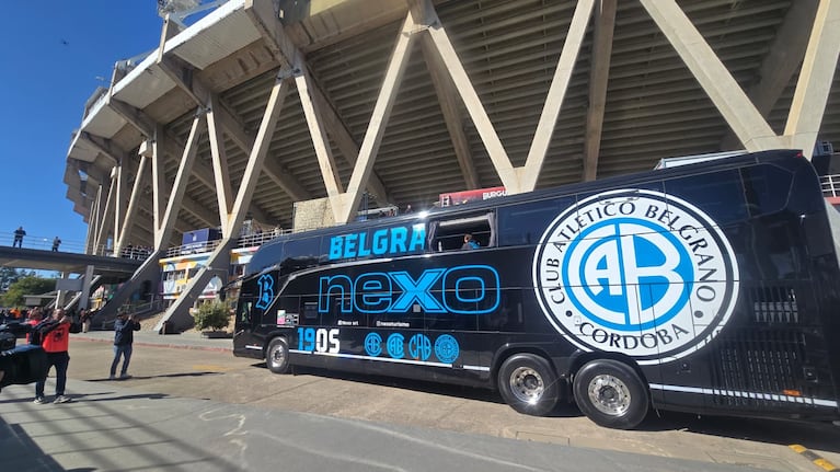 Así quedó el colectivo de Belgrano tras el piedrazo.