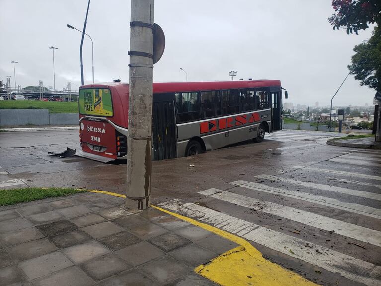 Así quedó el colectivo de Ersa: viajaban unos 10 pasajeros y pudo haber sido grave. / El Doce