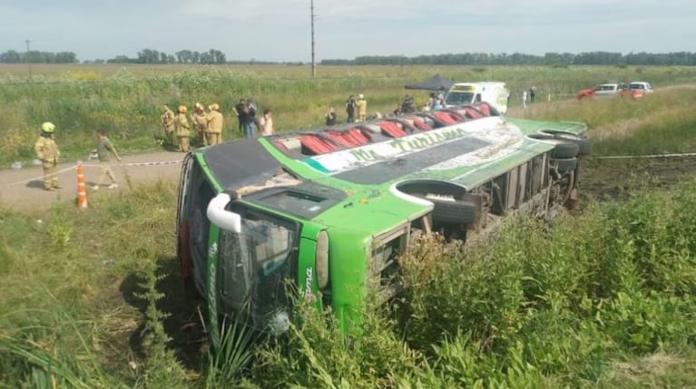 Así quedó el colectivo en la Ruta 2 tras despistar.