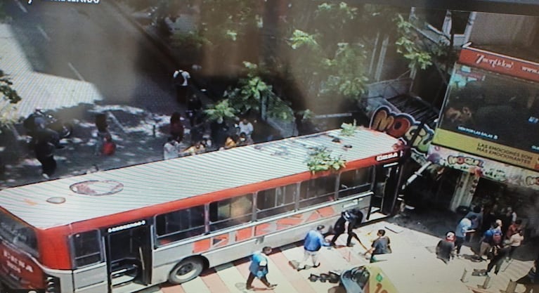 Así quedó el colectivo incrustado en el centro de Córdoba.