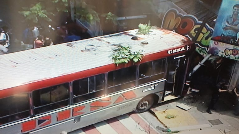 Así quedó el colectivo incrustado en el centro de Córdoba.