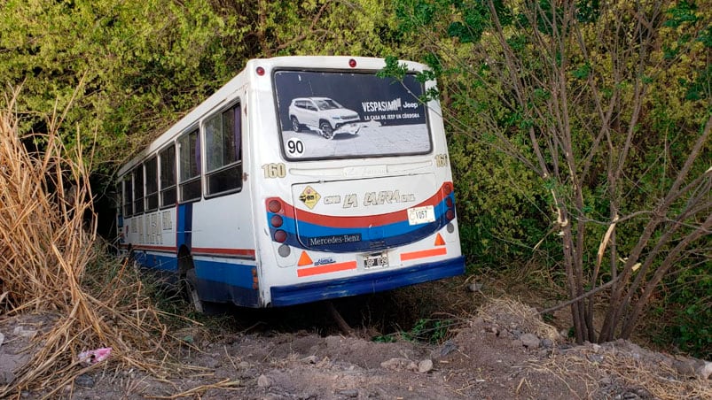 Así quedó el colectivo tras caer. Foto: Néstor Ghino/ElDoce. 