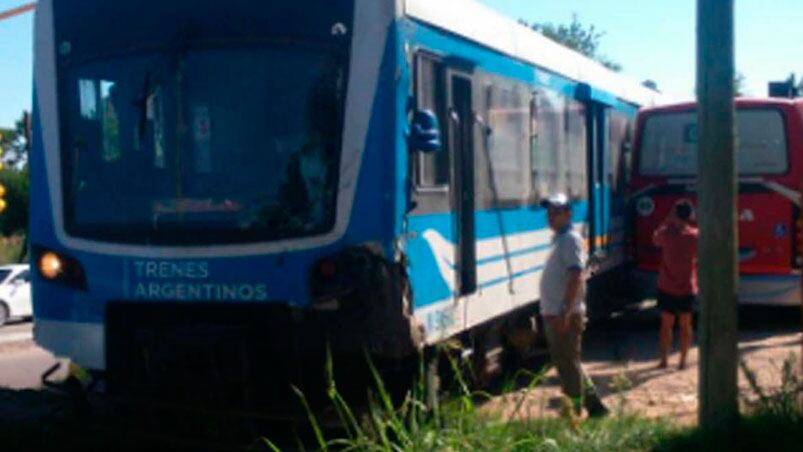 Así quedó el colectivo tras chocar con el tren.