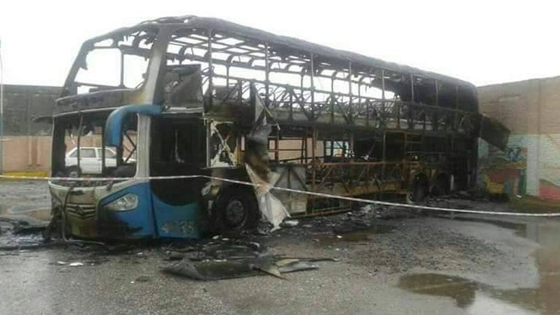 Así quedó el colectivo tras el incendio. 