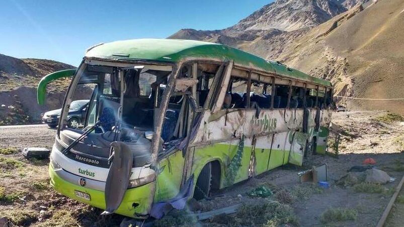 Así quedó el colectivo tras el vuelco fatal en Mendoza.