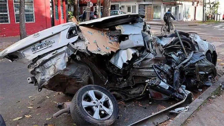 Así quedó el Corolla en el que se trasladaban las víctimas.