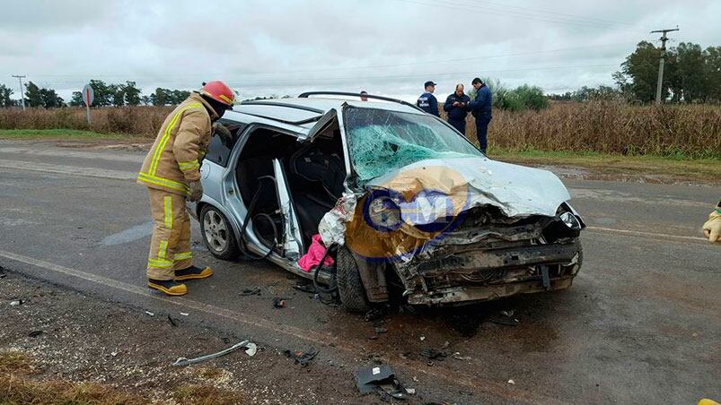 Así quedó el Corsa tras el accidente fatal. Fotos: Canal Local La Carlota