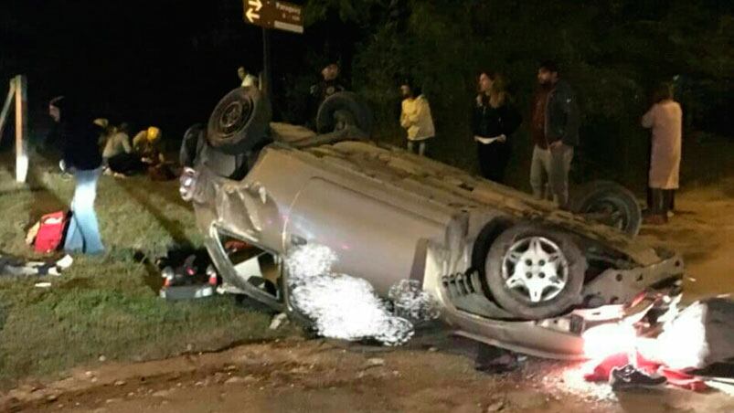 Así quedó el corsa tras el vuelco. Foto: El Diario de Carlos Paz.