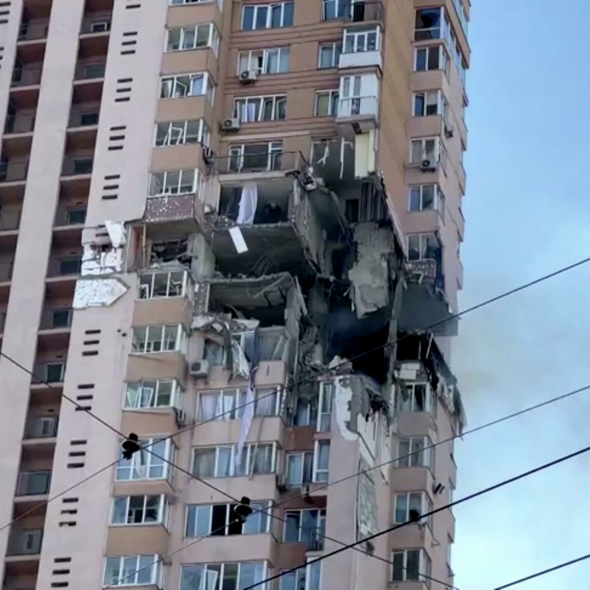 Así quedó el edificio luego del impacto del misil.