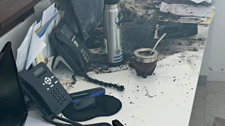 Así quedó el escritorio sobre el que abrieron la carta bomba. Foto: Clarín.