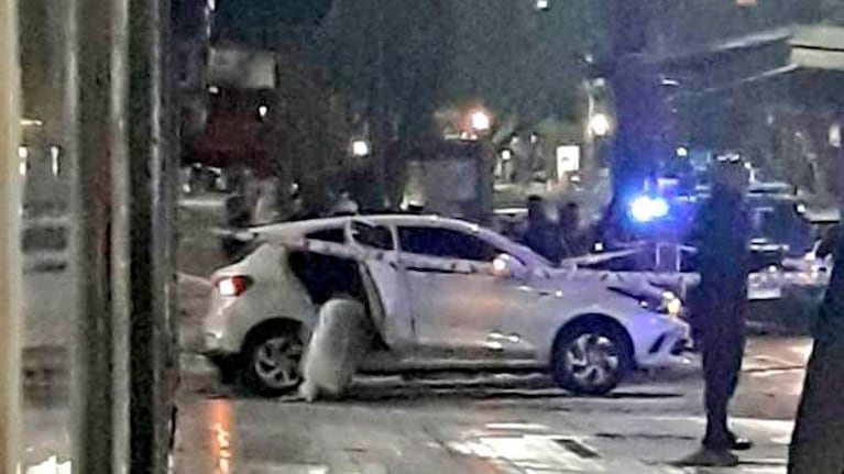 Así quedó el Fiat Argo en Bv. Chacabuco y Corrientes, donde se confirmó la muerte de Blas.