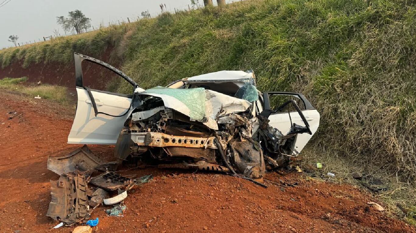 Así quedó el Ford Focus blanco en el que iban las tres amigas. (Foto: Facebook /  La Voz de Misiones)