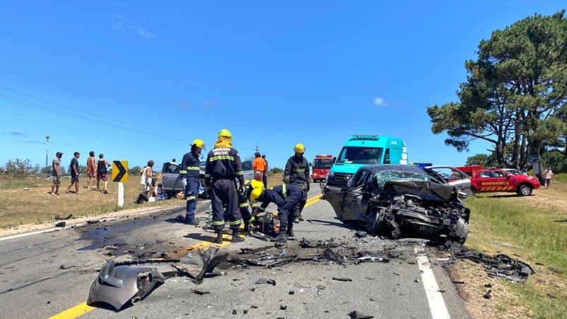 Así quedó el Ford Ka donde viajaban las víctimas. 