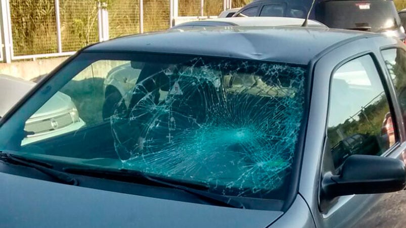 Así quedó el Gol tras chocar al ladrón que escapaba.