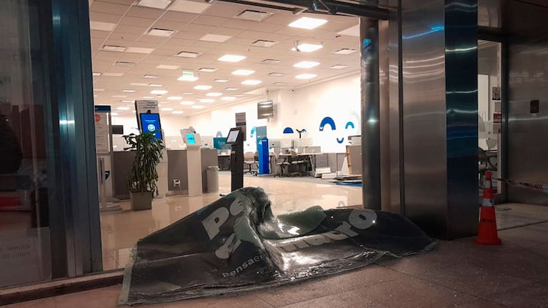 Así quedó el ingreso al banco tras el choque. Foto: Pablo Olivarez/El Doce.