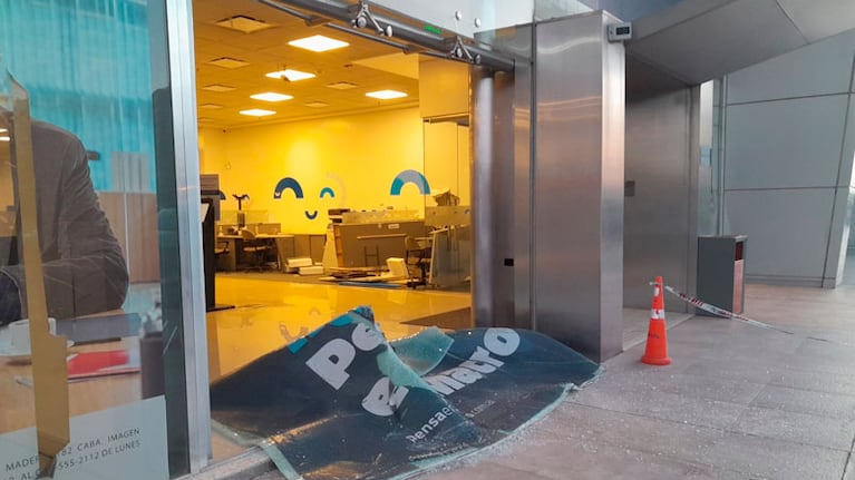 Así quedó el ingreso de la sucursal de banco Macro. Foto: Pablo Olivarez/El Doce.