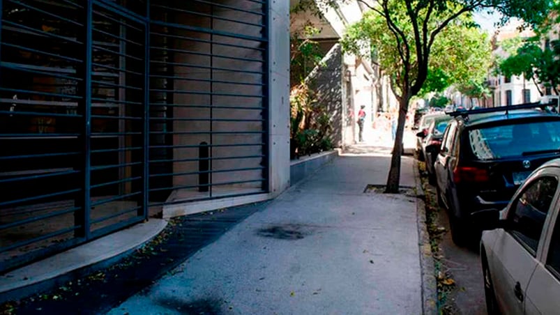 Así quedó el ingreso del edificio tras el ataque.