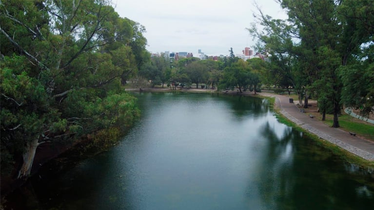 Así quedó el lago del Parque Sarmiento tras las tareas de saneamiento.