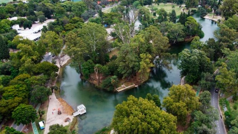 Así quedó el lago del Parque Sarmiento tras las tareas de saneamiento.