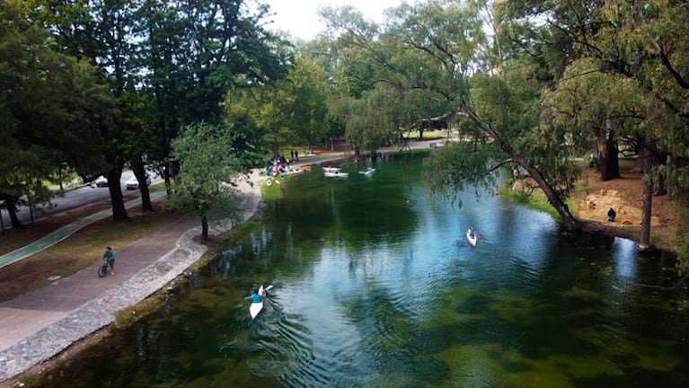 Así quedó el lago del Parque Sarmiento tras las tareas de saneamiento.