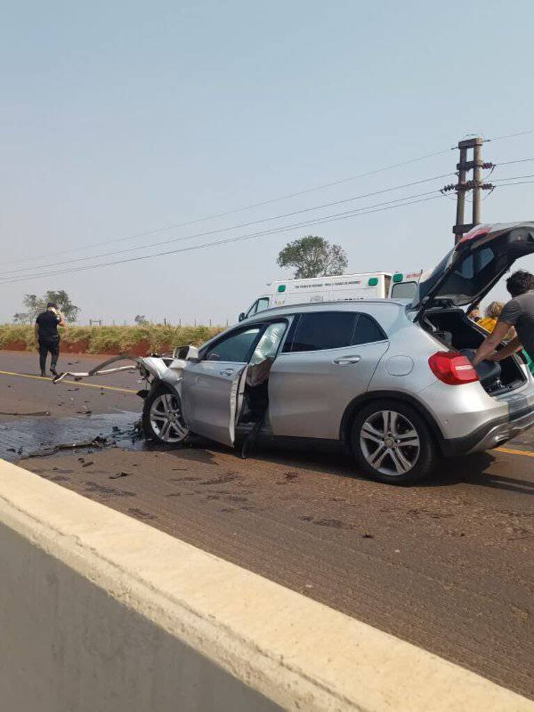 Así quedó el Mercedes Benz tras el impacto con el Ford Focus. (Foto: Facebook / Coherencias Misiones)