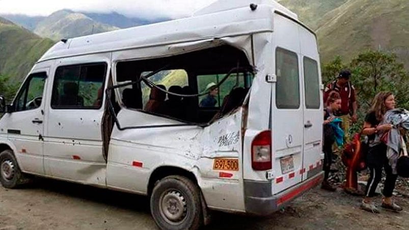 Así quedó el minibus tras el impacto.