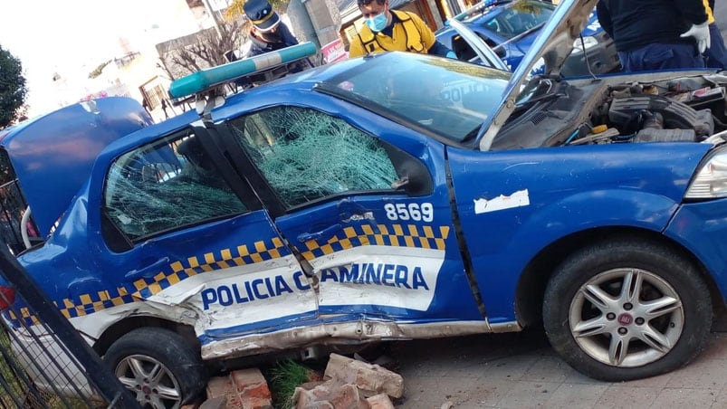 Así quedó el móvil de la Policía luego del choque. Foto: CBA24n.